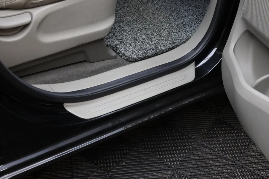 Kia Carnivalのカーフィルム施工事例｜断熱・スモーク効果 施工写真 3-1
