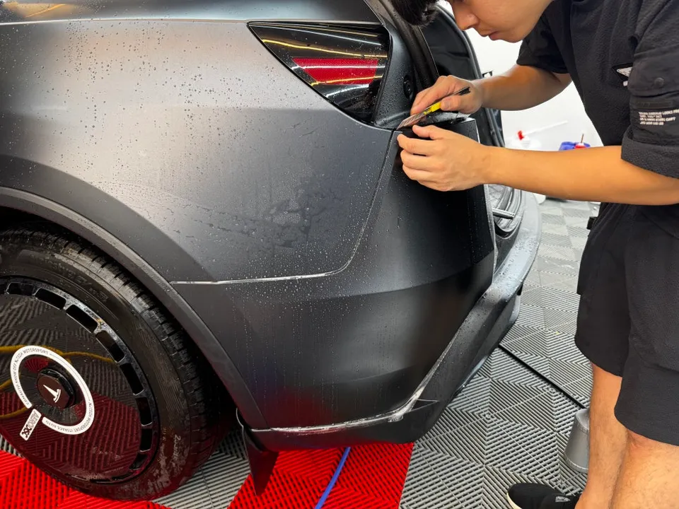 Tesla JuniperのPPF施工事例｜無光カラーの維持 施工写真 2-3