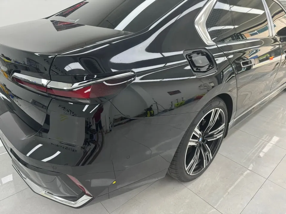 BMW 7 Seriesのカーラッピング事例|費用目安・仕上がり 施工写真 1-1