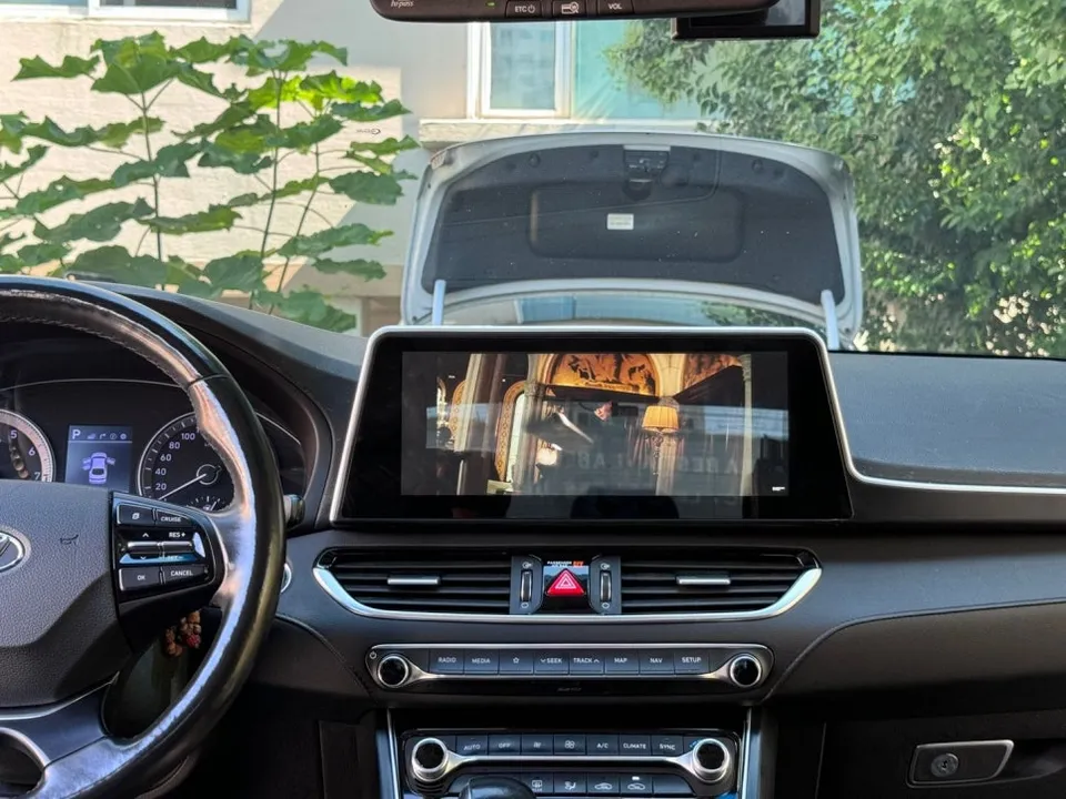Hyundai Grandeur IGのAndroid Auto・CarPlay取付事例 施工写真 4-1
