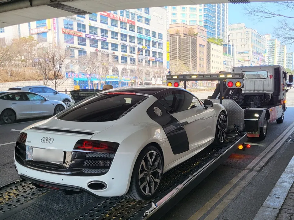 Audi R8 interior customization installation result