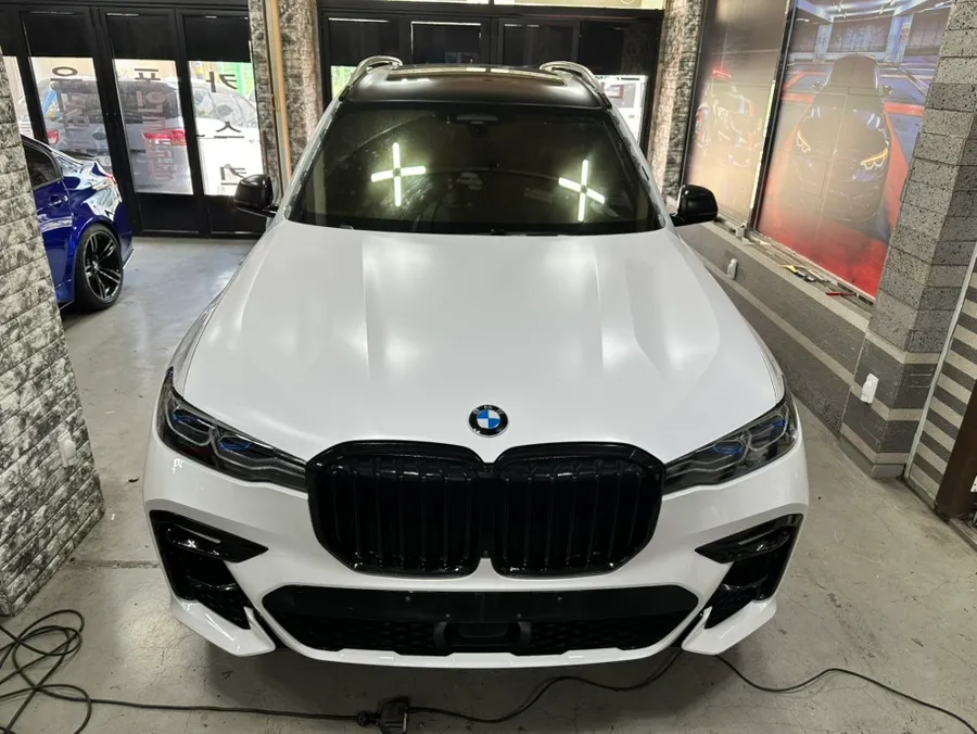 BMW X7 カーラッピング事例｜サテンホワイトで高級SUVをカスタム 施工写真 3-1