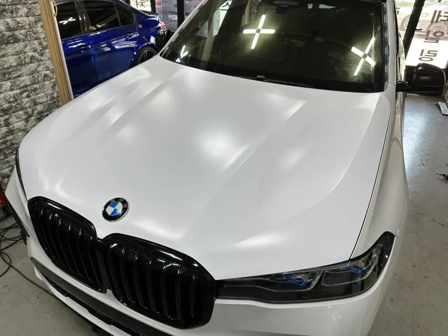 BMW X7 カーラッピング事例｜サテンホワイトで高級SUVをカスタム 施工写真 1-2