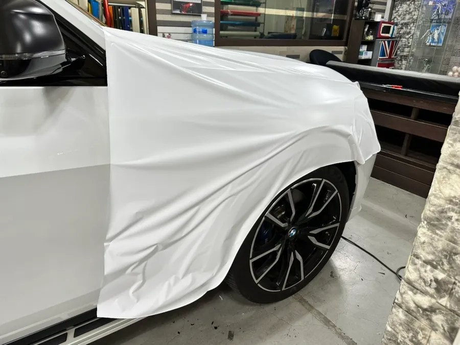 BMW X7 カーラッピング事例｜サテンホワイトで高級SUVをカスタム 施工写真 2-2