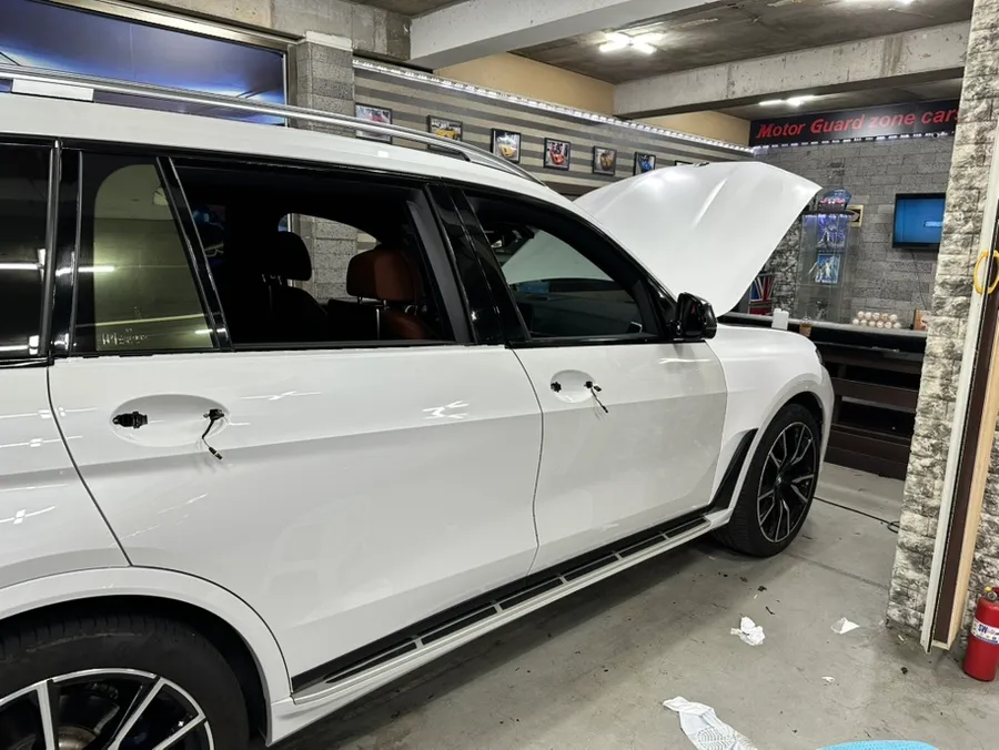 BMW X7 カーラッピング事例｜サテンホワイトで高級SUVをカスタム 施工写真 1-3