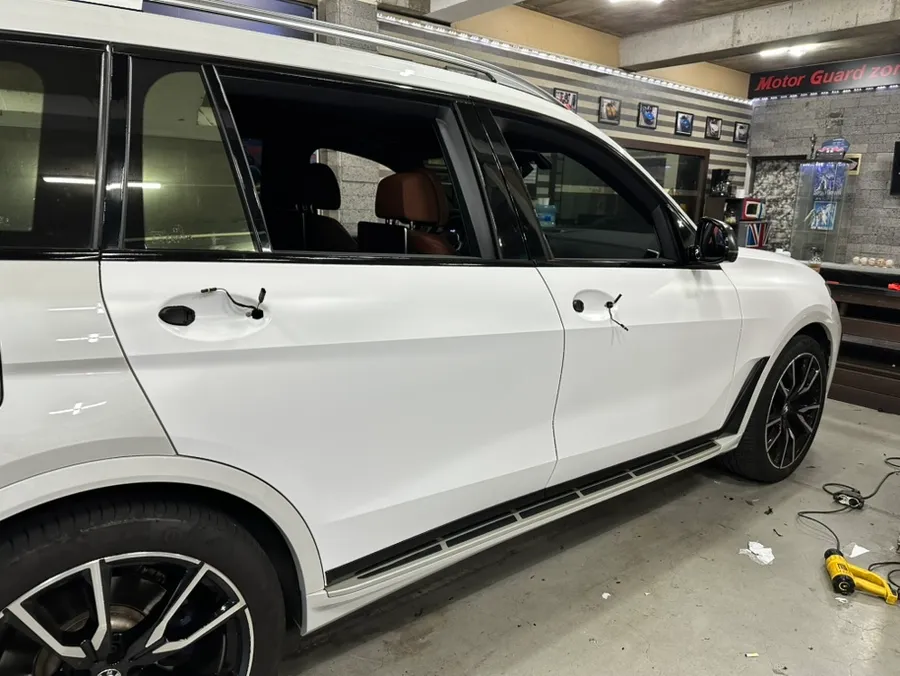 BMW X7 カーラッピング事例｜サテンホワイトで高級SUVをカスタム 施工写真 2-3