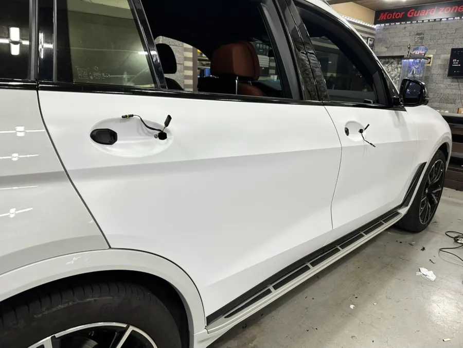 BMW X7 カーラッピング事例｜サテンホワイトで高級SUVをカスタム 施工写真 3-3