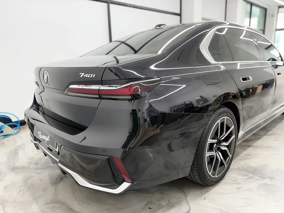 BMW 7 Series G70 vinyl wrap - BMW 7 Series G70 Vinyl Wrap Review: Black Pack Transformation photo 3