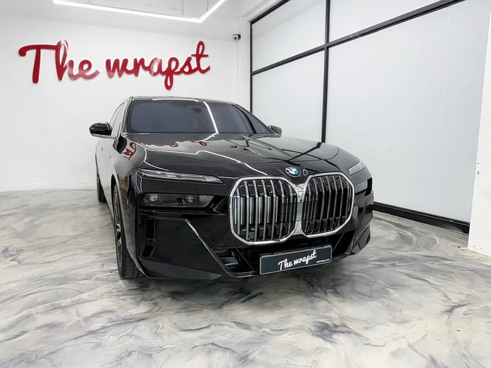 BMW 7 Series G70 vinyl wrap - BMW 7 Series G70 Vinyl Wrap Review: Black Pack Transformation photo 4