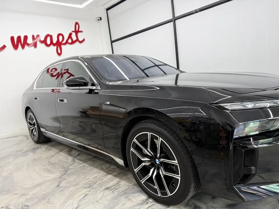 BMW 7 Series G70のカーラッピング事例 施工写真 3-2