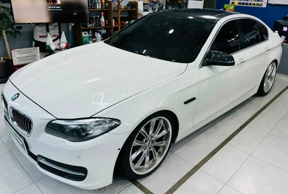 BMW 5 Seriesのカーラッピング事例|費用目安・仕上がり 施工写真 2-1