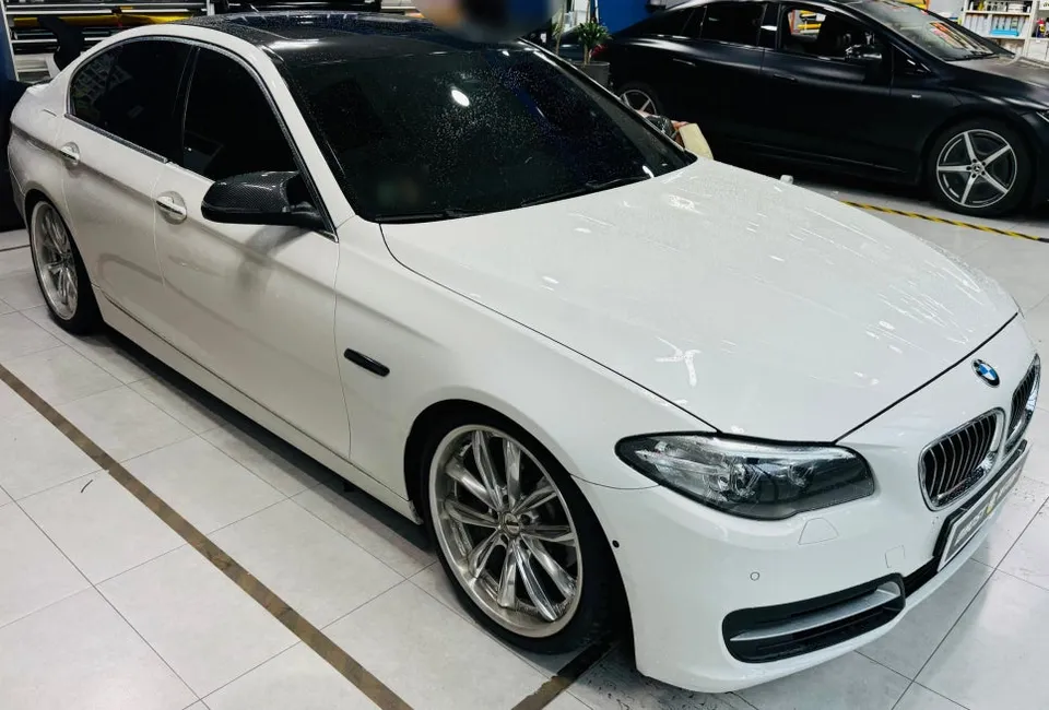 BMW 5 Seriesのカーラッピング事例|費用目安・仕上がり 施工写真 3-1