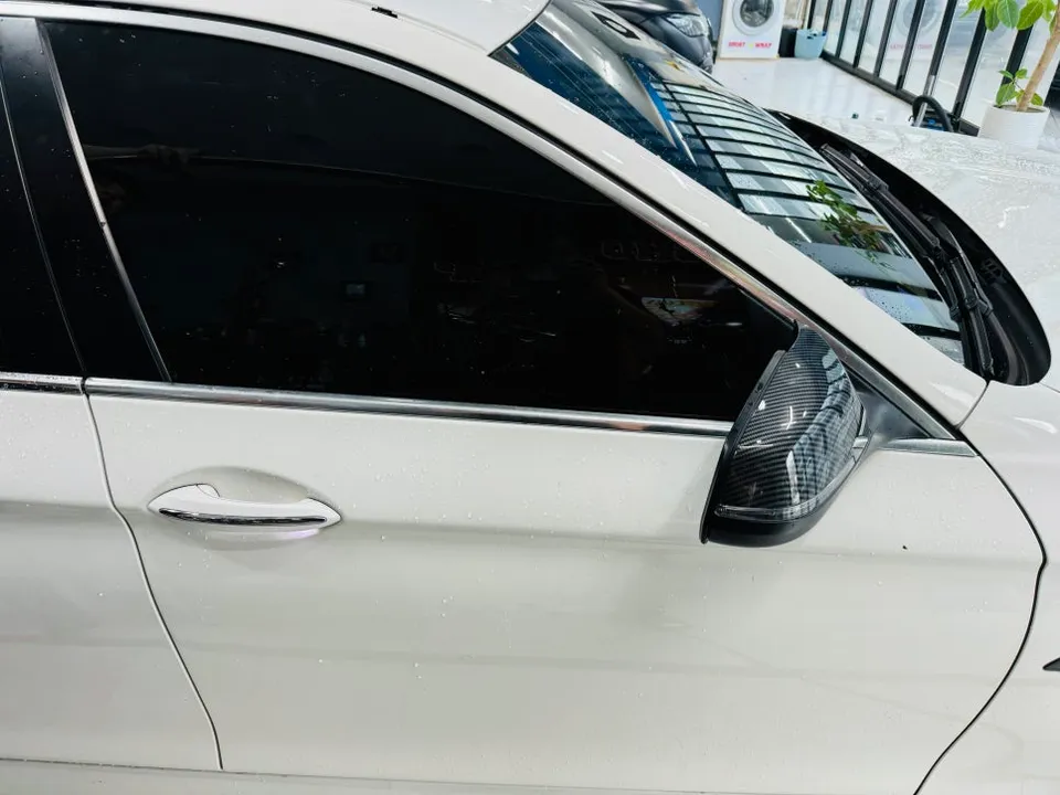 BMW 5 Seriesのカーラッピング事例|費用目安・仕上がり 施工写真 1-3