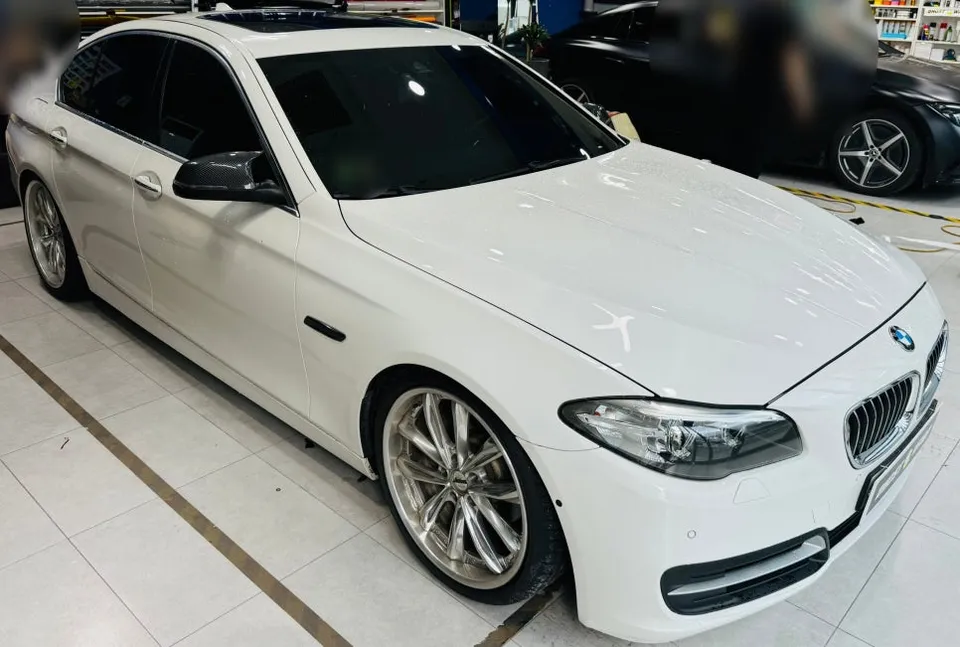 BMW 5 Seriesのカーラッピング事例|費用目安・仕上がり 施工写真 2-3