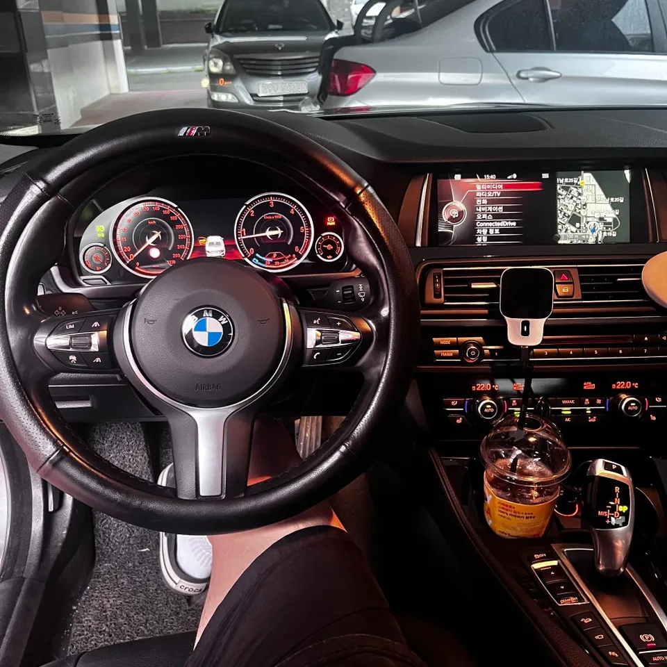 BMW 5 Series F10のAndroid Auto・CarPlay取付事例 施工写真 2
