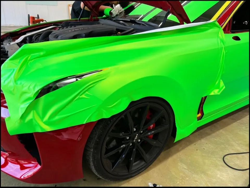 Kia Stingerのカーラッピング事例|パラダイスグリーン 施工写真 2-2