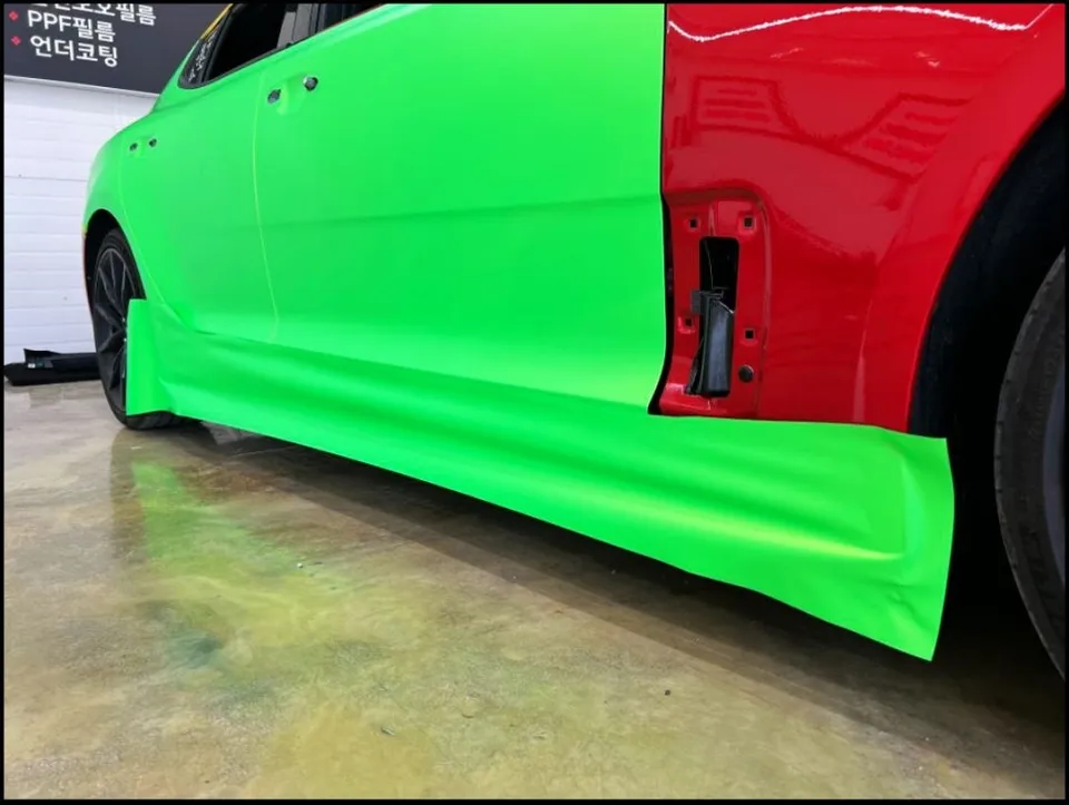 Kia Stingerのカーラッピング事例|パラダイスグリーン 施工写真 4-2