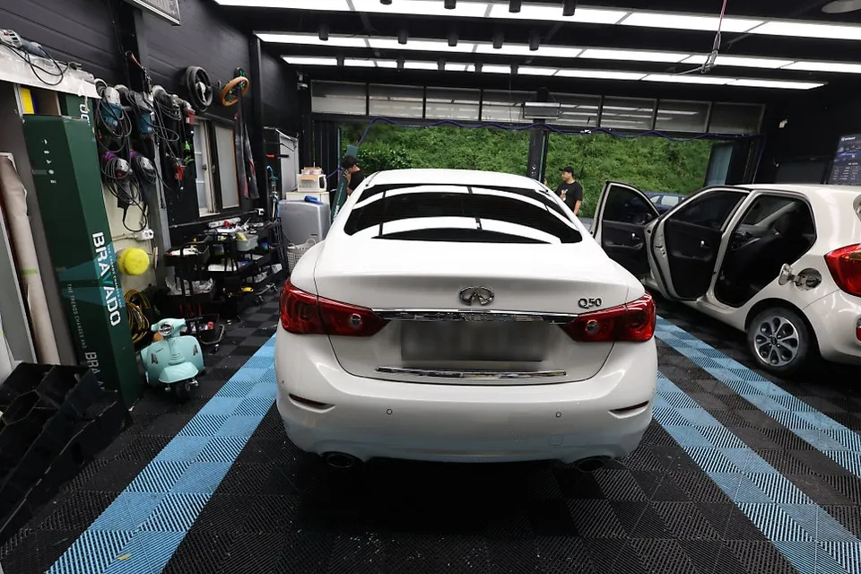 Infiniti Q50のカーラッピング事例|カキグリーンへの変身 施工写真 1-1