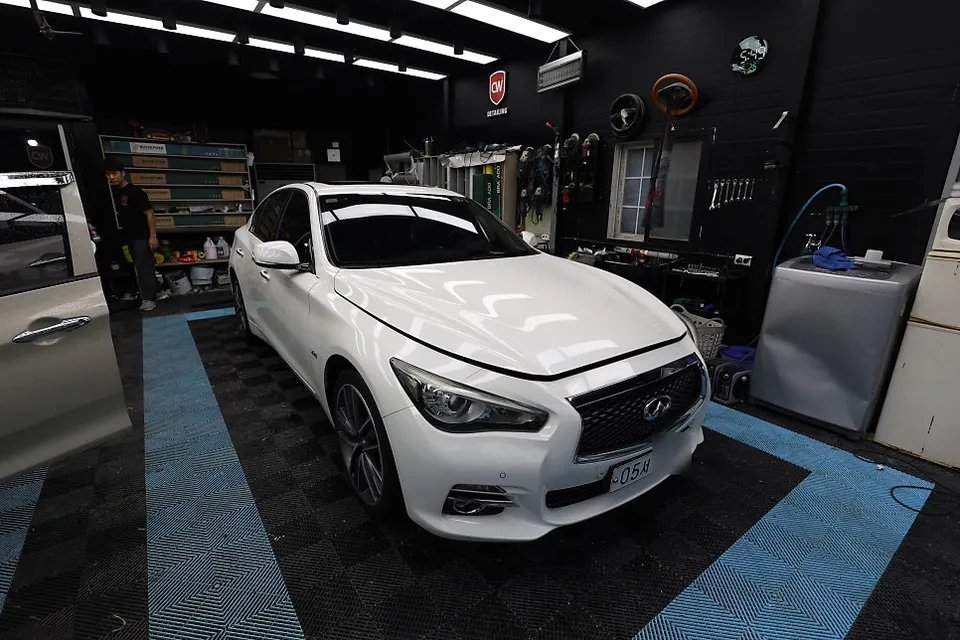 Infiniti Q50のカーラッピング事例|カキグリーンへの変身 施工写真 2-1