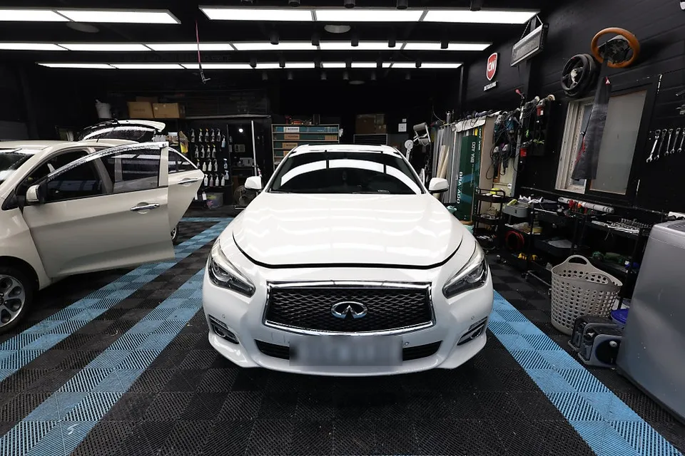 Infiniti Q50のカーラッピング事例|カキグリーンへの変身 施工写真 3-1