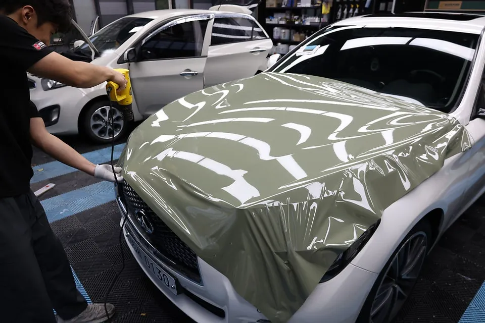 Infiniti Q50のカーラッピング事例|カキグリーンへの変身 施工写真 6-1