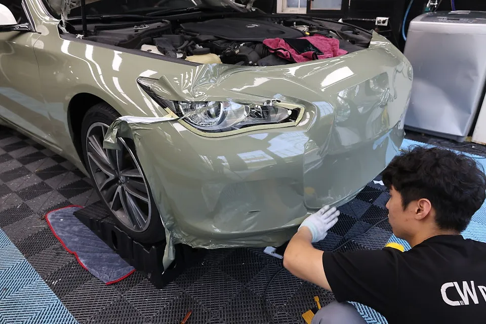Infiniti Q50のカーラッピング事例|カキグリーンへの変身 施工写真 1-2