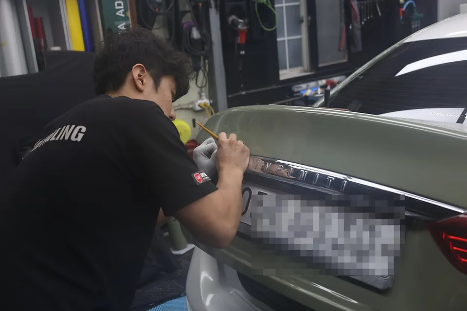 Infiniti Q50のカーラッピング事例|カキグリーンへの変身 施工写真 3-2