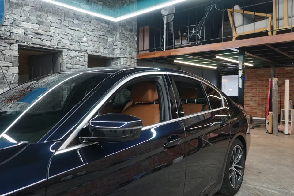 BMW 520i G30 vinyl wrap - BMW 520i G30 Vinyl Wrap Review: Chrome Delete Perfection photo 3
