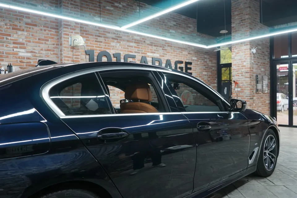 BMW 520i G30 vinyl wrap - BMW 520i G30 Vinyl Wrap Review: Chrome Delete Perfection photo 4