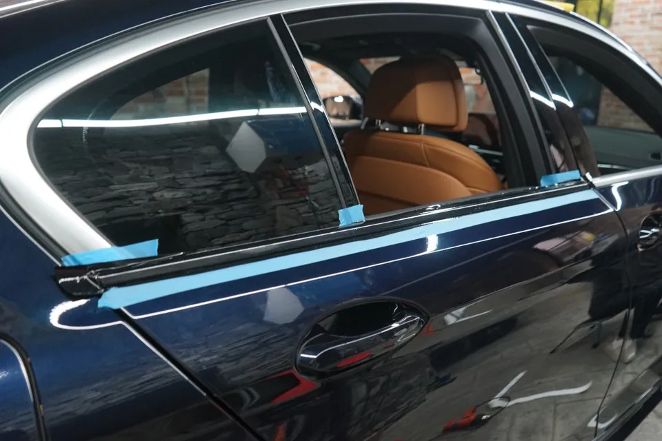 BMW 520i G30 vinyl wrap - BMW 520i G30 Vinyl Wrap Review: Chrome Delete Perfection photo 5