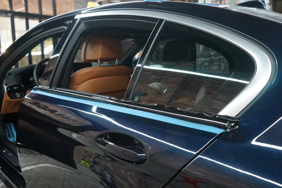 BMW 520i G30 vinyl wrap - BMW 520i G30 Vinyl Wrap Review: Chrome Delete Perfection photo 6