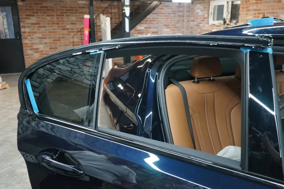 BMW 520i G30 vinyl wrap - BMW 520i G30 Vinyl Wrap Review: Chrome Delete Perfection photo 8