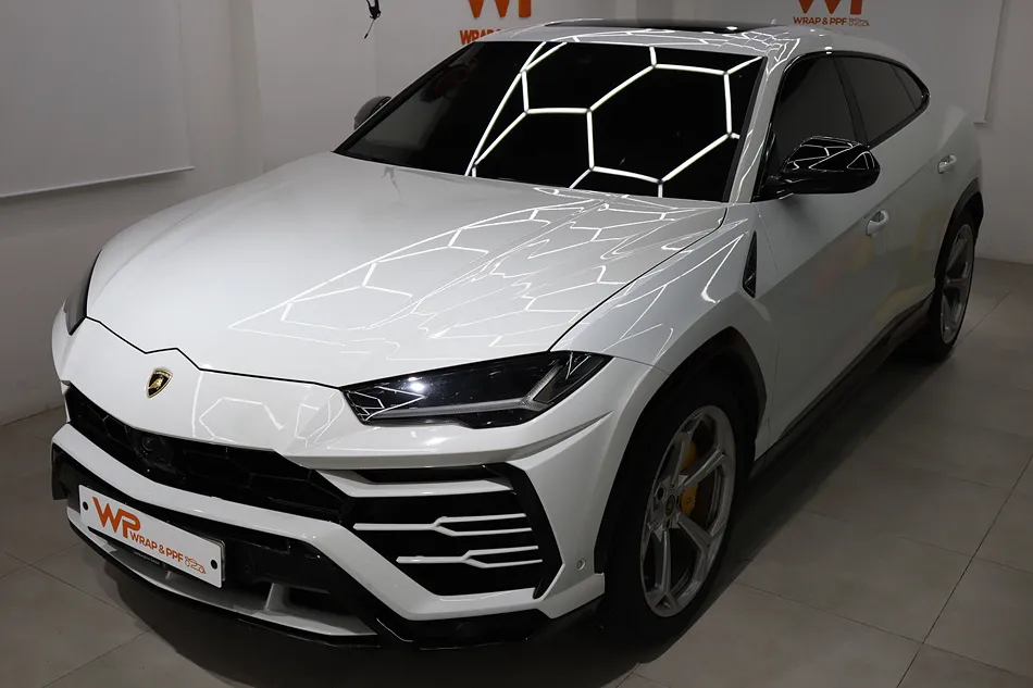 Lamborghini Urusのカーラッピング事例|サテンブラックとカーボン 施工写真 2-1
