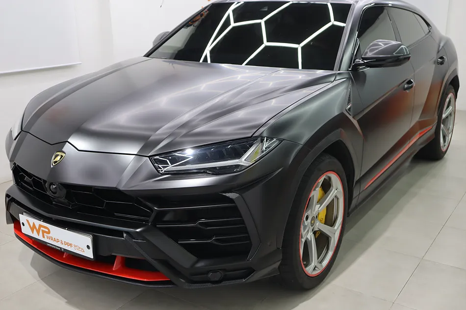 Lamborghini Urusのカーラッピング事例|サテンブラックとカーボン 施工写真 1-2