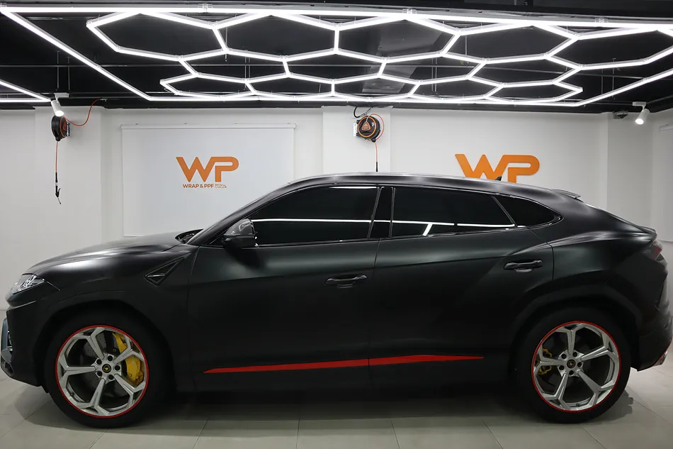 Lamborghini Urusのカーラッピング事例|サテンブラックとカーボン 施工写真 2-2