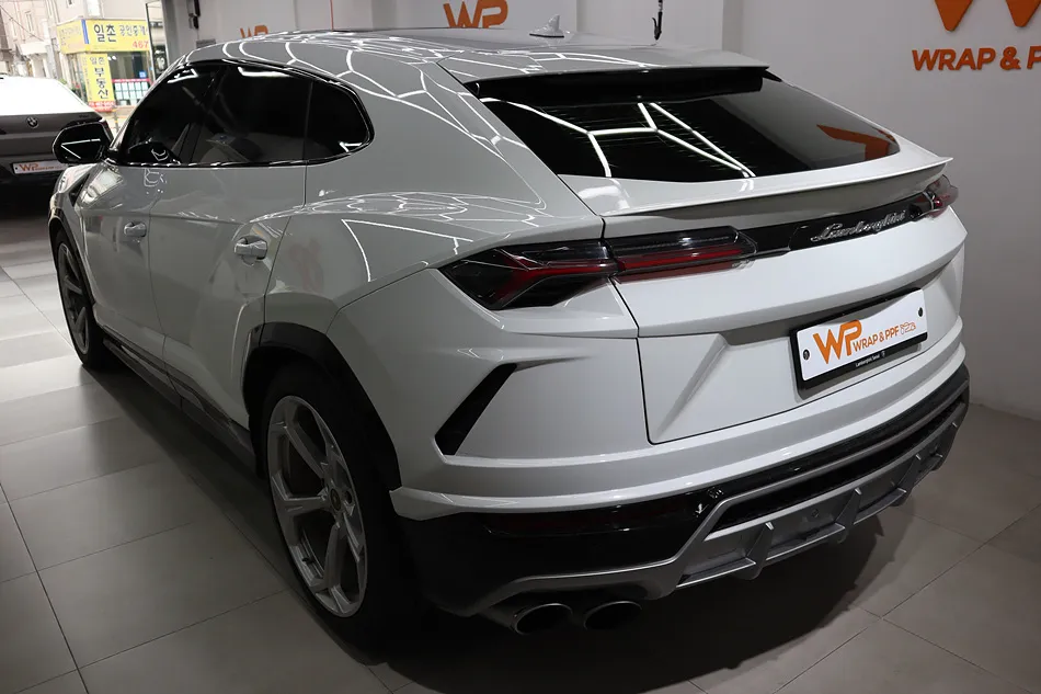 Lamborghini Urusのカーラッピング事例|サテンブラックとカーボン 施工写真 3-2