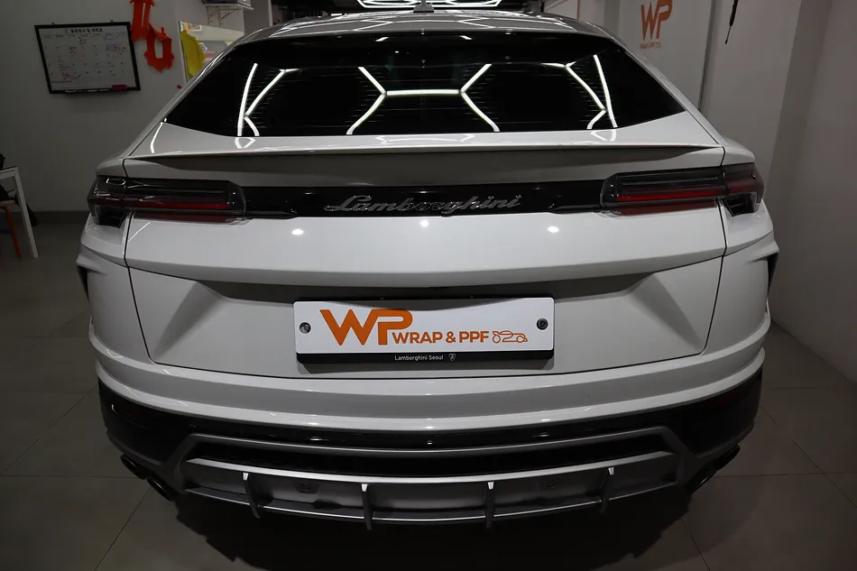 Lamborghini Urusのカーラッピング事例|サテンブラックとカーボン 施工写真 1-3