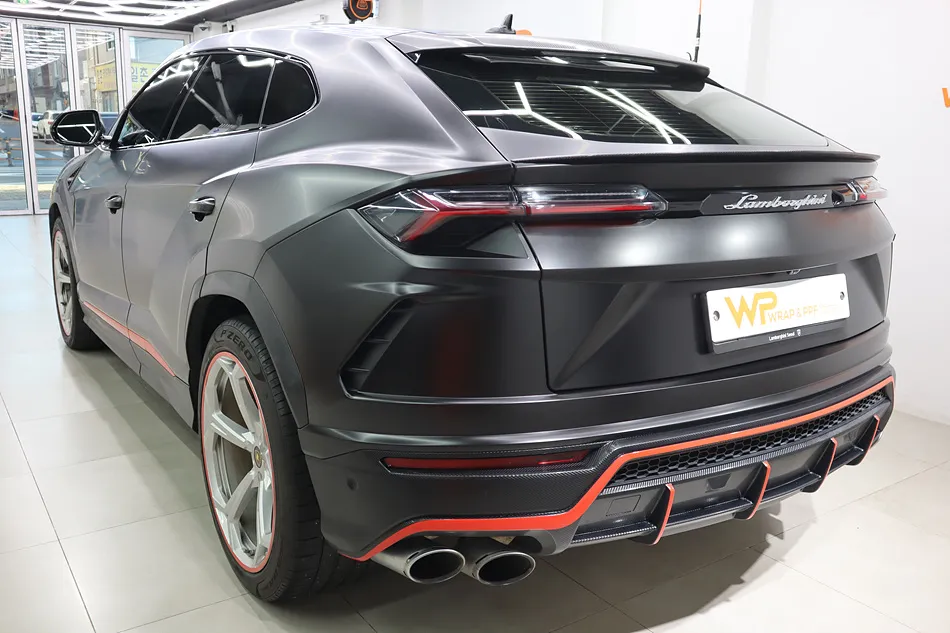 Lamborghini Urusのカーラッピング事例|サテンブラックとカーボン 施工写真 2-3