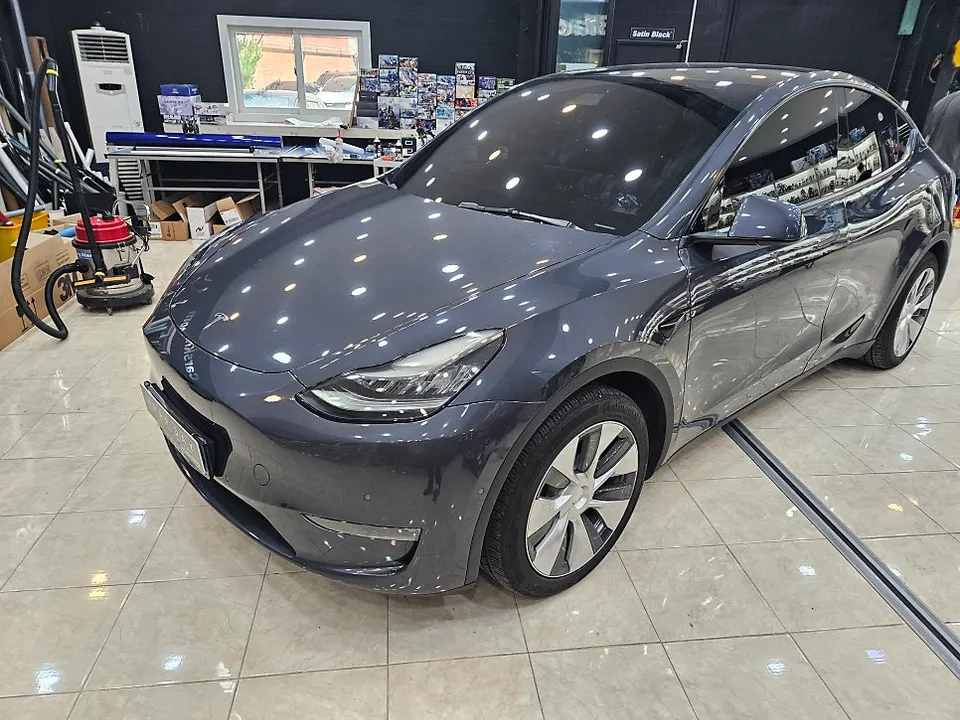 Tesla Model Yのガラスコーティング事例|費用目安・仕上がり 施工写真 2-3