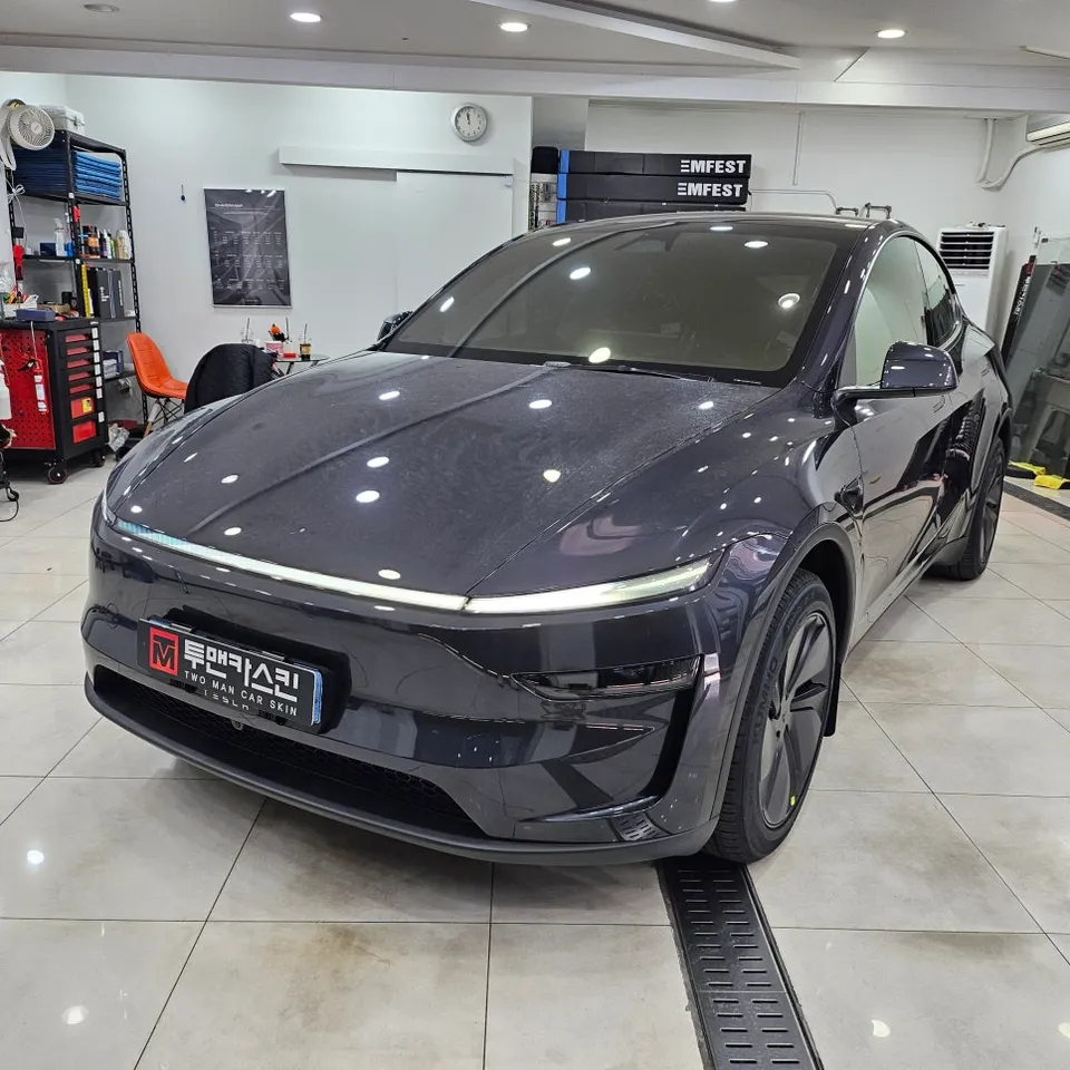 Tesla Model Yのカーラッピング事例|デジャートイエロー 施工写真 1-2