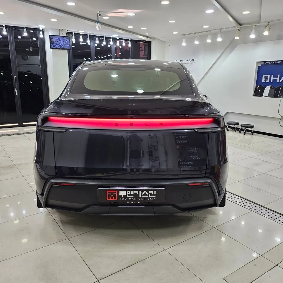 Tesla Model Yのカーラッピング事例|デジャートイエロー 施工写真 2-2