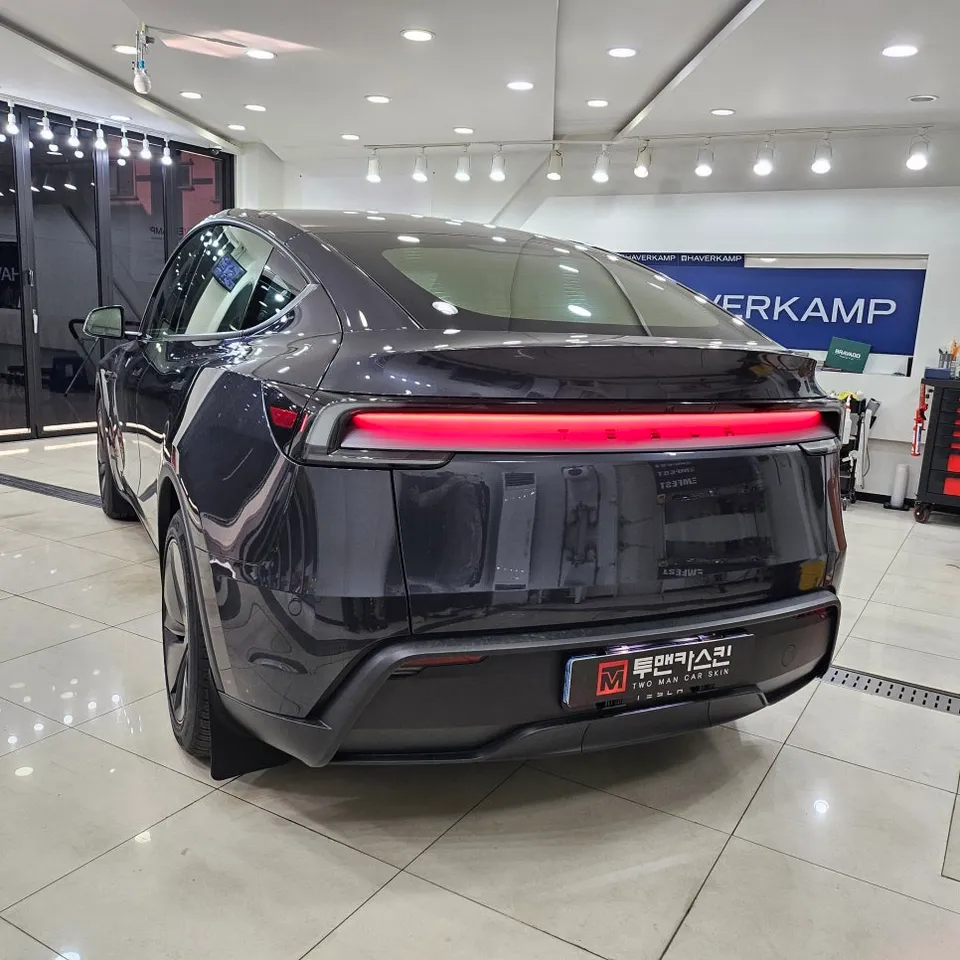 Tesla Model Yのカーラッピング事例|デジャートイエロー 施工写真 3-2