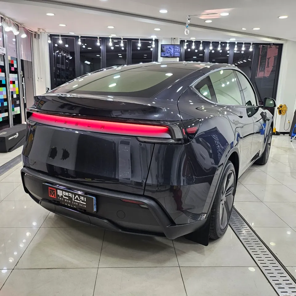 Tesla Model Yのカーラッピング事例|デジャートイエロー 施工写真 1-3