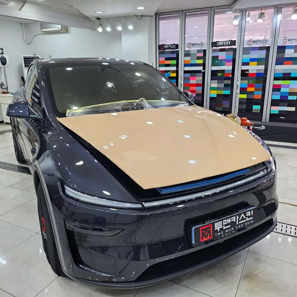 Tesla Model Yのカーラッピング事例|デジャートイエロー 施工写真 2-3