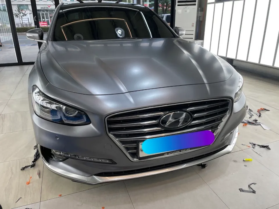Hyundai Azeraのカーラッピング事例|サテンダークグレー 施工写真 3-1