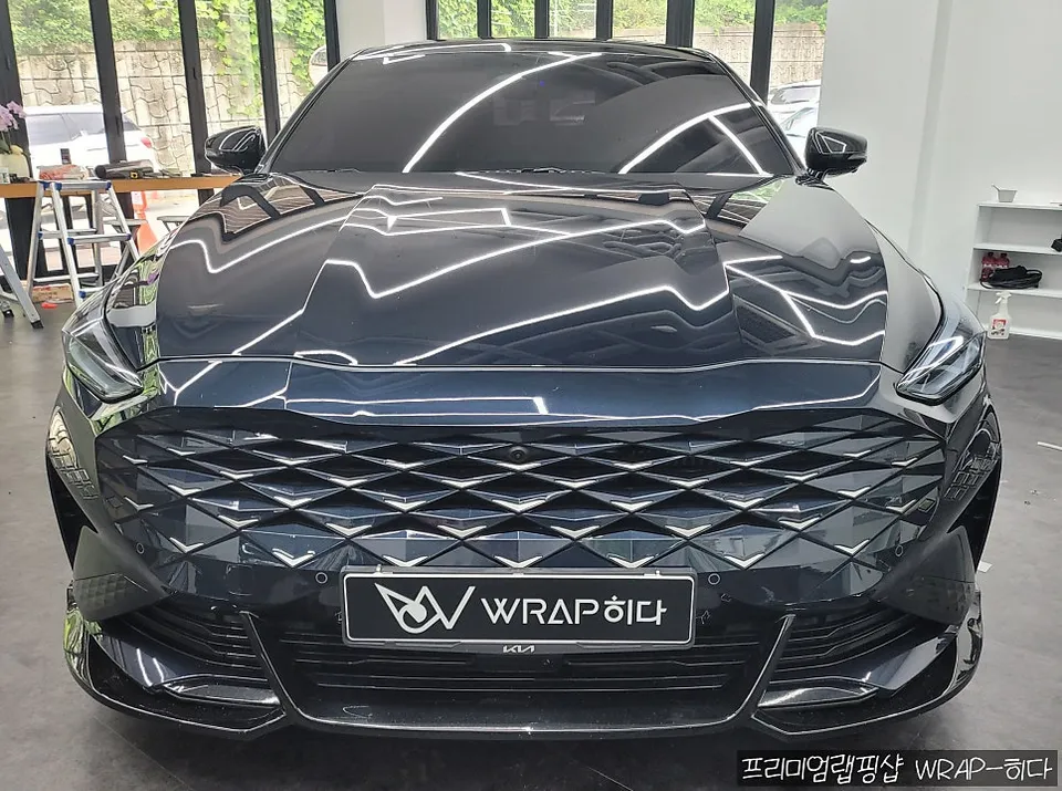 Hyundai K8のカーラッピング事例|クローム除去とリアランプ 施工写真 3-1