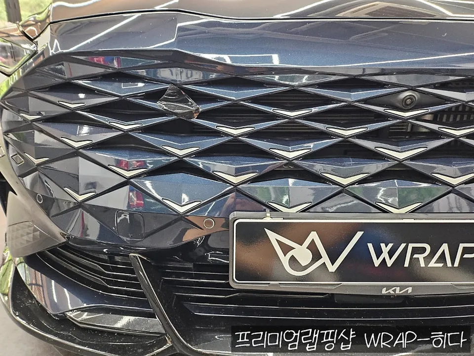 Hyundai K8のカーラッピング事例|クローム除去とリアランプ 施工写真 1-2
