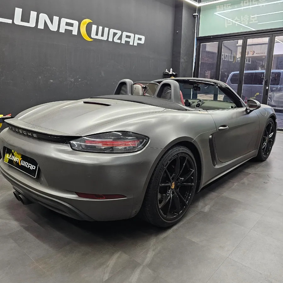 Porsche 718 Boxsterのカーラッピング事例|費用目安・仕上がり 施工写真 2-1