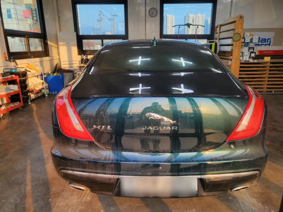 Jaguar XJLのドライブレコーダー取付事例 施工写真 1-1