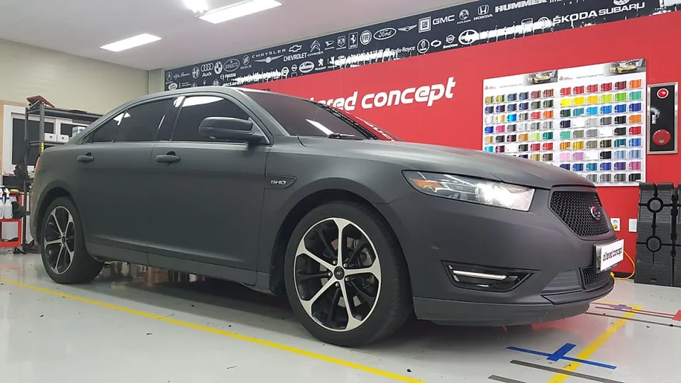 Hyundai Equus vinyl wrap installation result